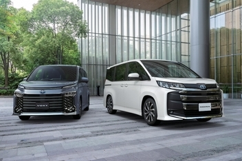 左からヴォクシー HYBRID S-Z