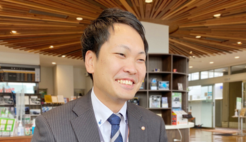 採用