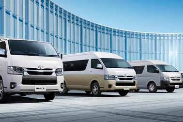 （左）：VAN・2WD・2800ディーゼル・標準ボディ・スーパーGL